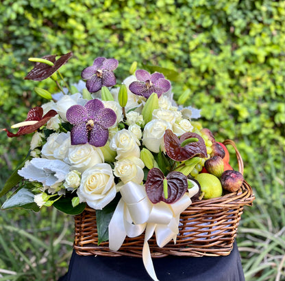 Canasta de frutas y orquídeas