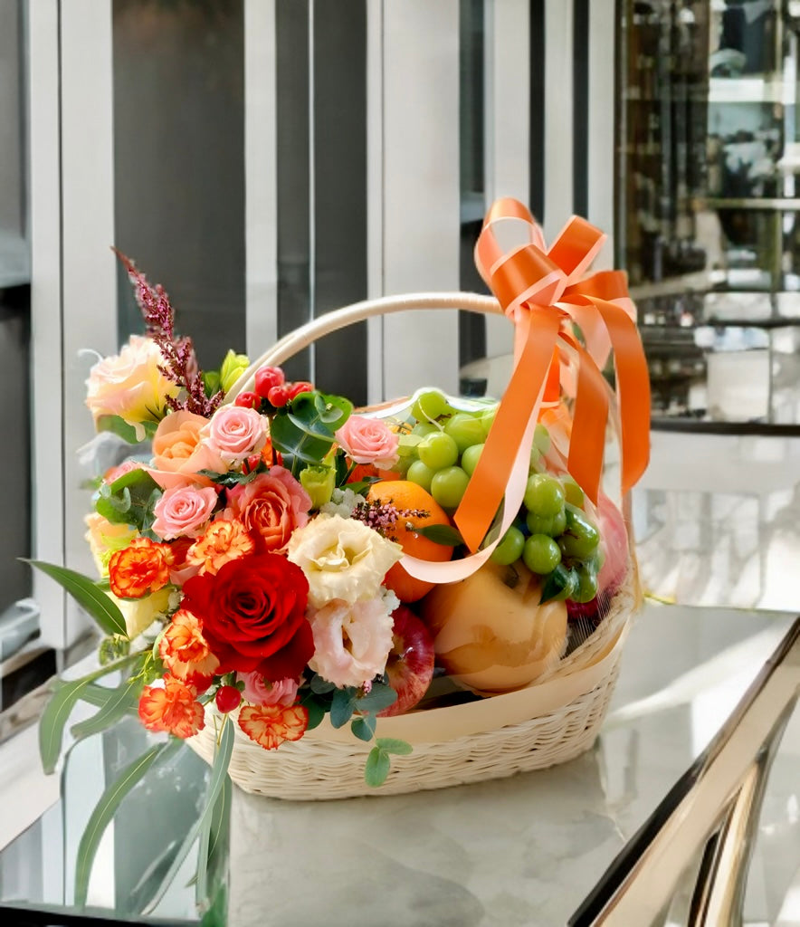 Canasta de flores y frutas