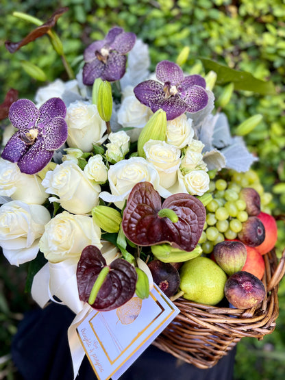 Canasta de frutas y orquídeas