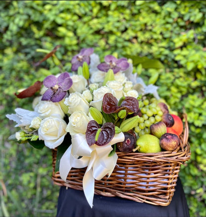 Canasta de frutas y orquídeas