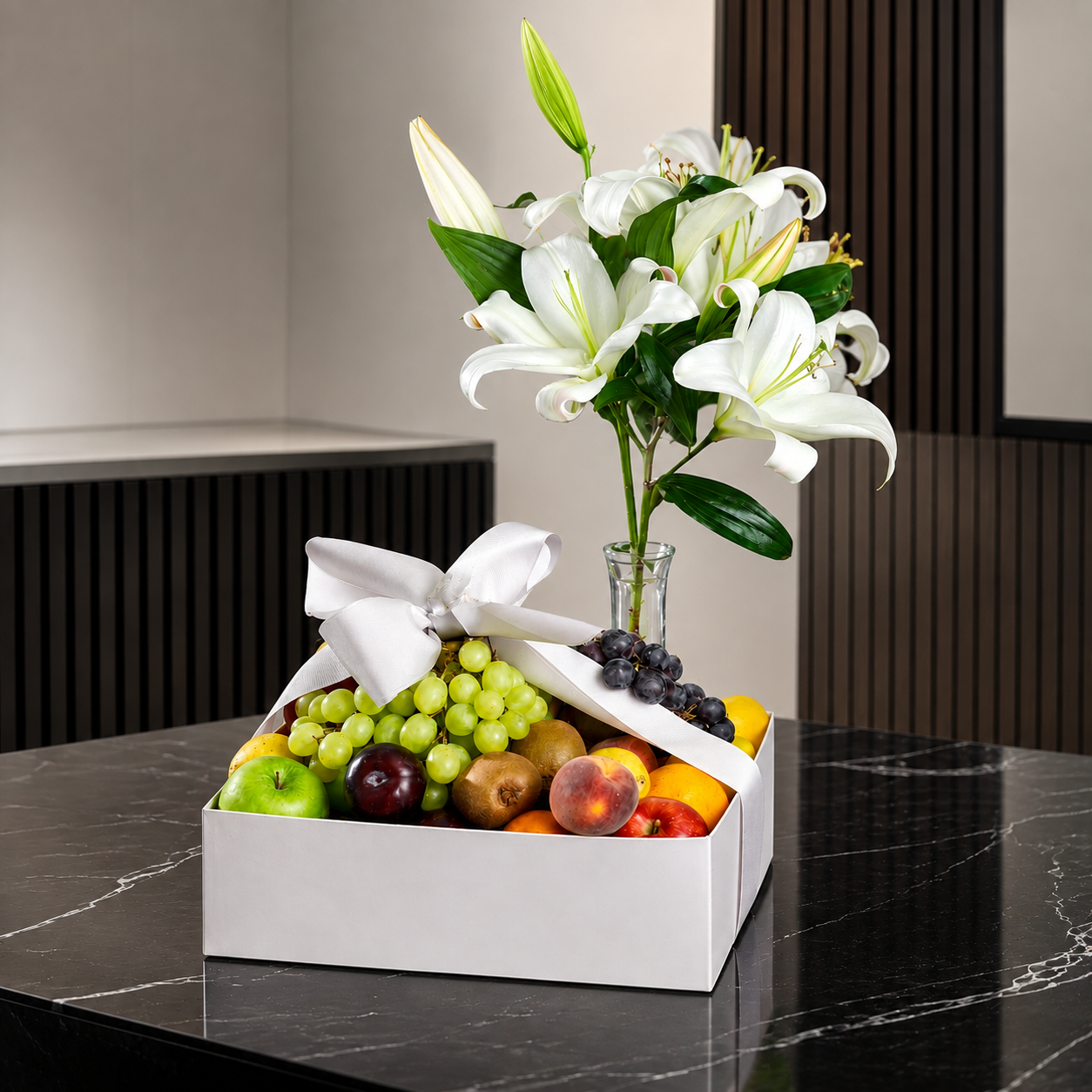 Box de frutas y lily blanca