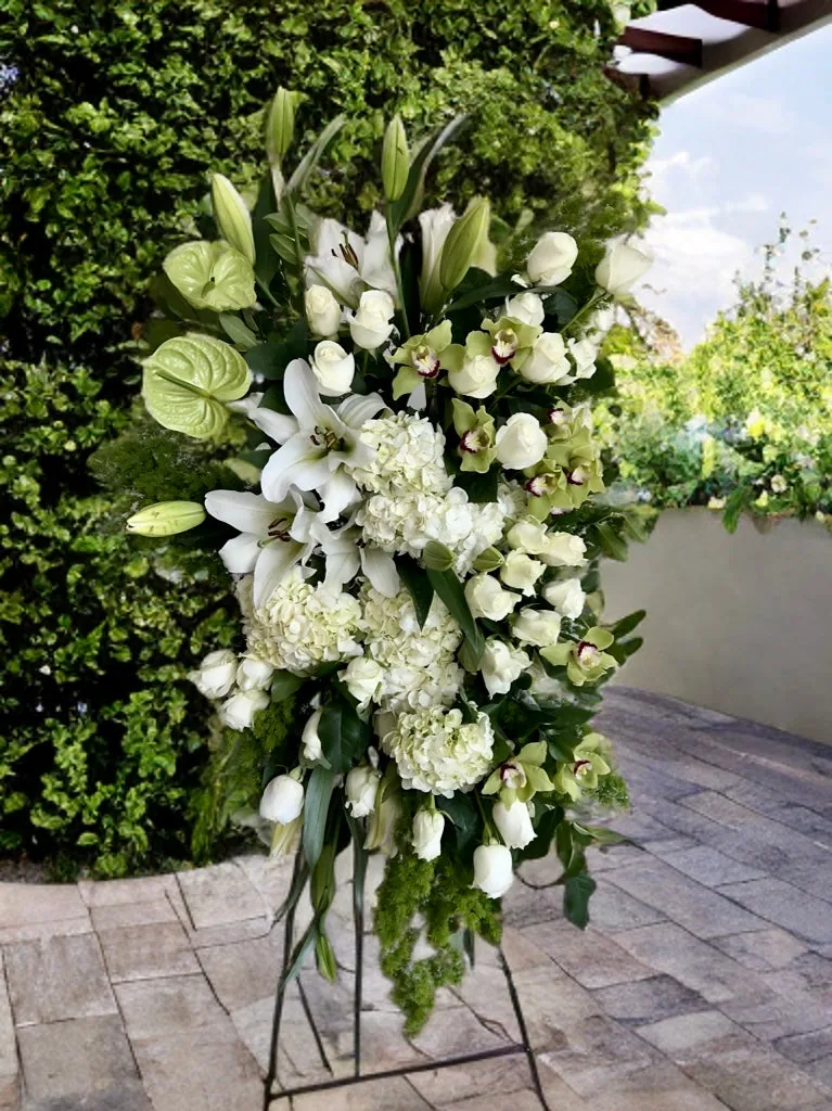 Arreglo funerario en tripie